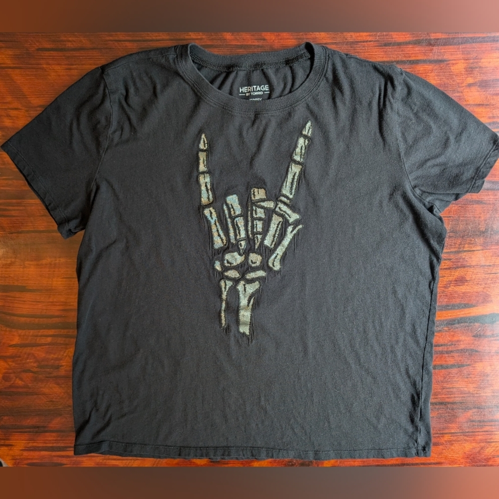 Torrid Heritage Size 0 Black Short Sleeve Tee with Embroidered Skeleton Hand